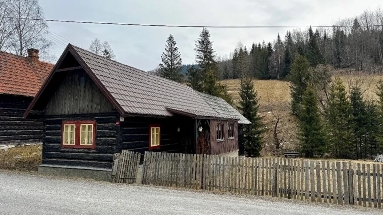NA PREDAJ - AUTENTICKÁ ZACHOVALÁ DREVENICA NA HUTÁCH