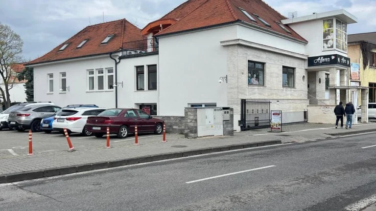 Parkovanie v centre Nitry bez hľadania .miesta na zaparkovan
