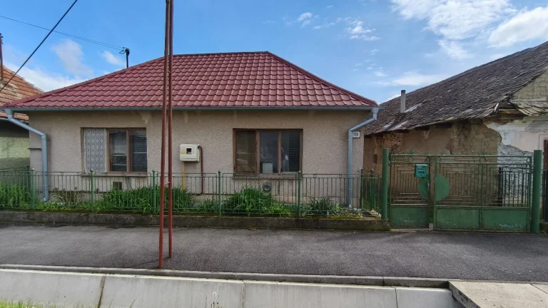 PREDAJ Trojizbový rodinný dom v obci Holiša