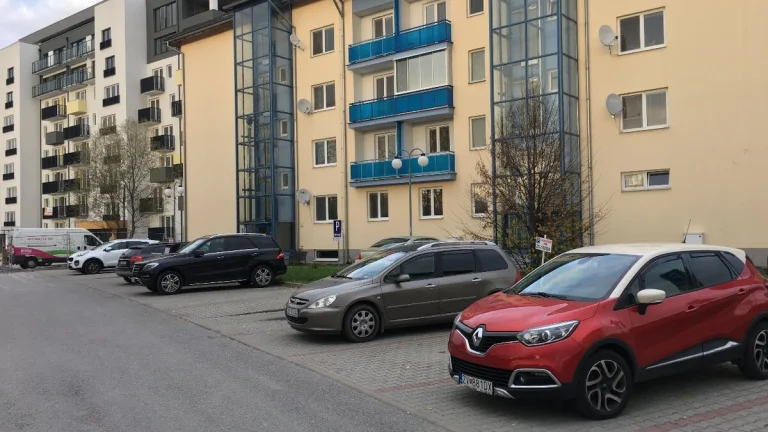 Prenájom veľkého 2 i bytu s 2 loogiami Zvolen/Rákoš