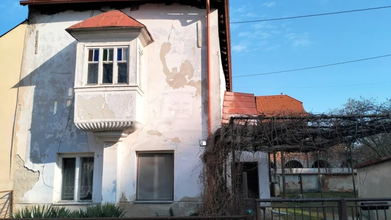 Historická vilka pod hradom Beckov na predaj