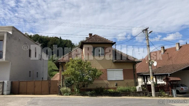 Rodinný dom s veľkým pozemkom v krásnom a tichom prostredí v