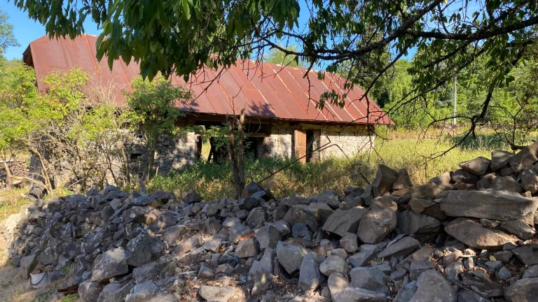 Stavba pod lesom, Stará Huta