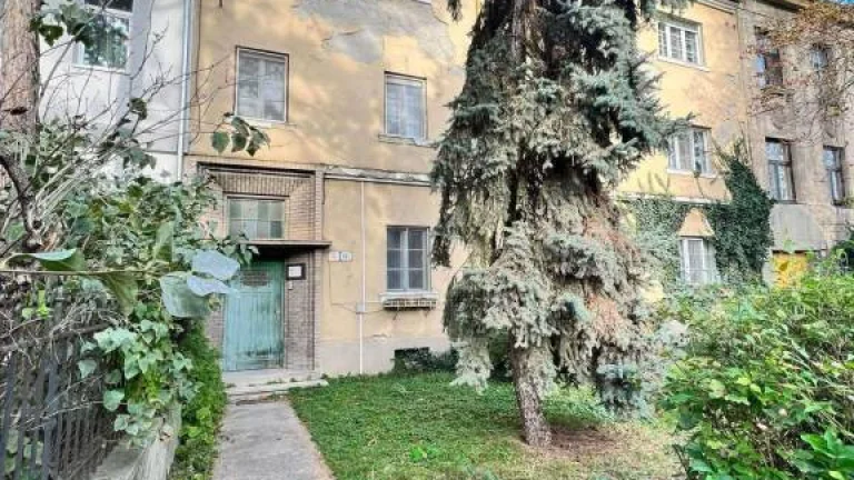 PREDAJ: 5 izbový meštiansky byt so záhradou v centre - Komá