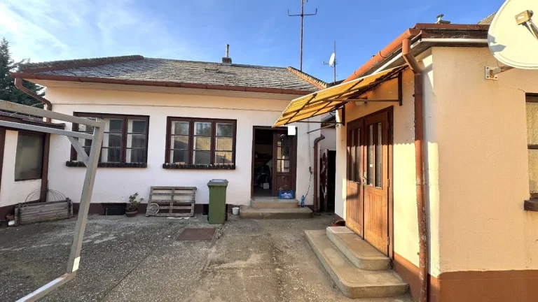 Predaj- 3i rod. dom s garážou a letnou kuchyňou N. Zámky