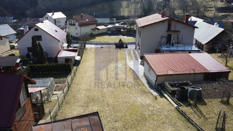 Ponúkame na predaj stavebný pozemok na rodinný dom, 520 m2