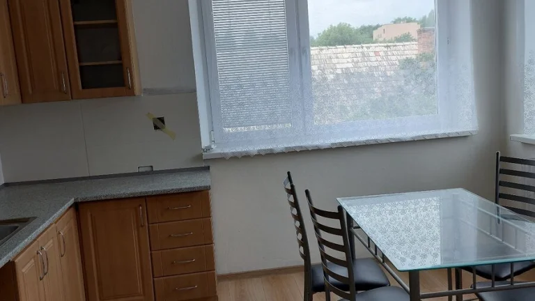 Velká izba v rodinnom dome s parkovaním