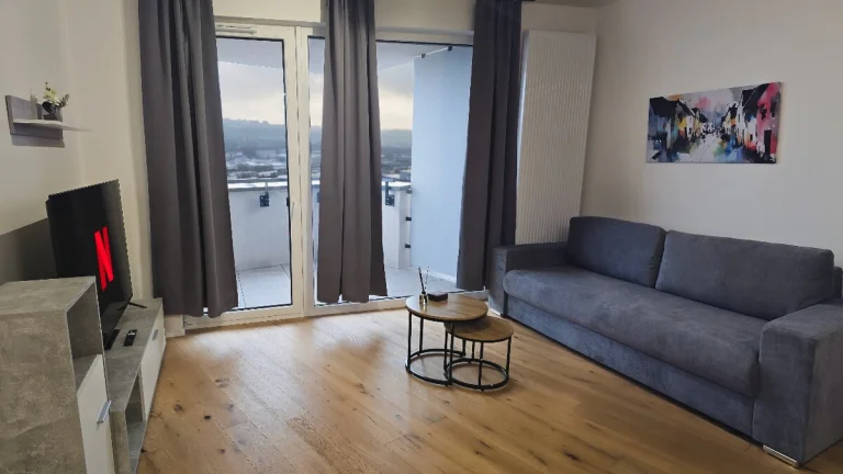 Na predaj, 2 izbový byt v blízkosti centra s loggiou