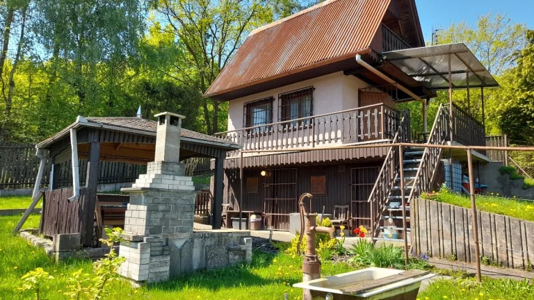Na predaj 3 podlažná murovaná chata, Košické Olšany.
