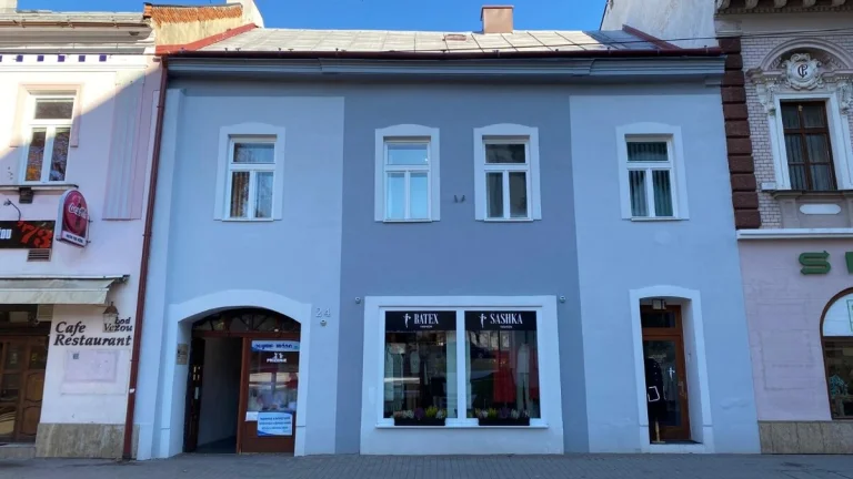 Administratívne a obchodné priestory v budove na námestí