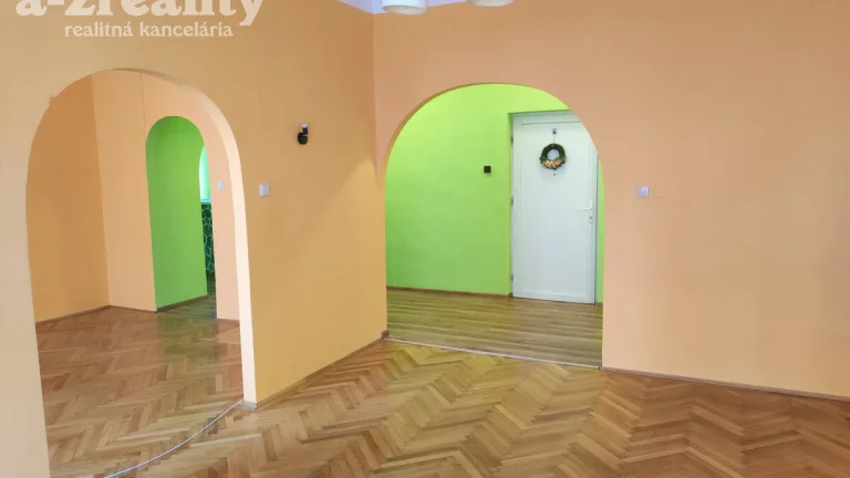 Na prenájom 4 izbový byt v centre mesta Nové Zámky
