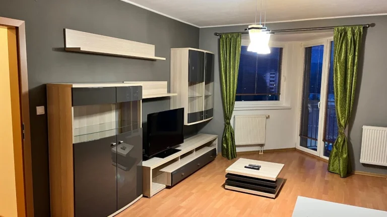 2 izbový byt s balkónom na prenájom Dvory