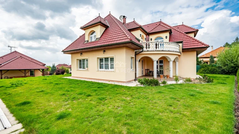 Prodej vily a apartmánu, 350m² s dvougaráží na pozemku 1600m