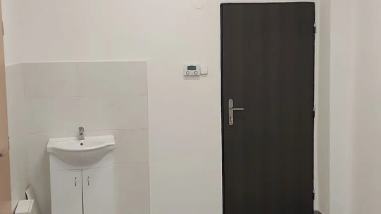 kancelárie15m² + 15m² +20m² +25m² / 7 EUR /m²/ mesiac