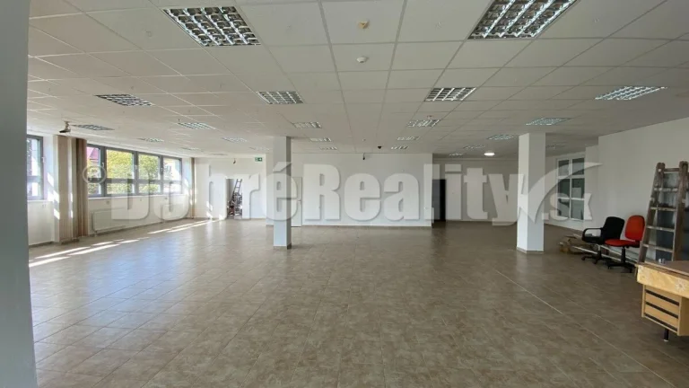 Na prenájom pekný obchodný priestor o rozlohe 250m2 v Rimav