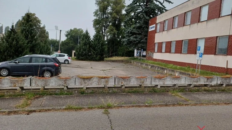 Predaj administratívnej budovy 878 m2 v Senici