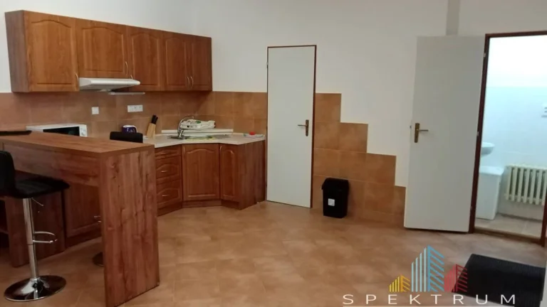 Na prenájom 2 izbový atypický byt v centre mesta BN