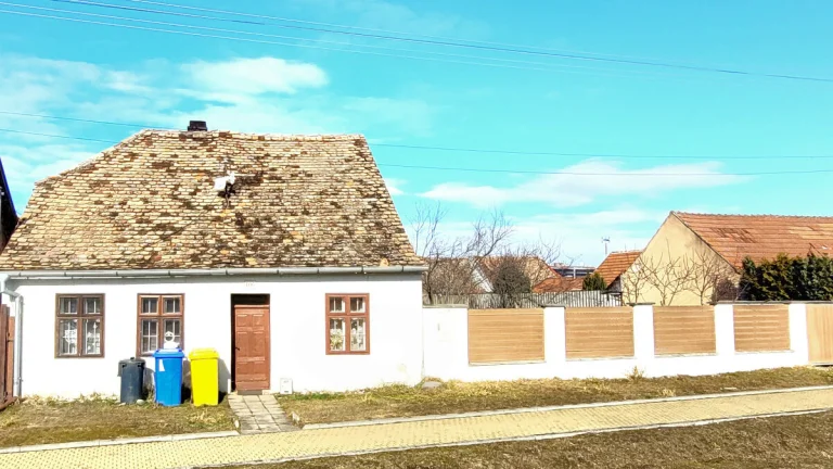 Stavební pozemek 1113 m2 s domem k demolici nebo zásadní rek