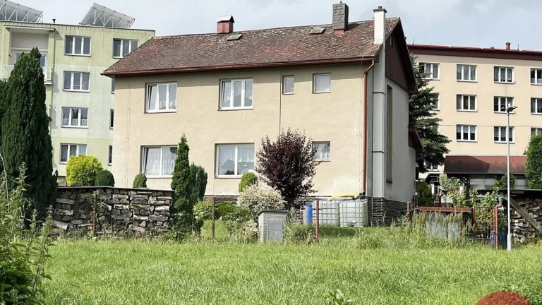 Prodej dvougeneračního rod. domu s garáží, Nová Role, ul. Ro