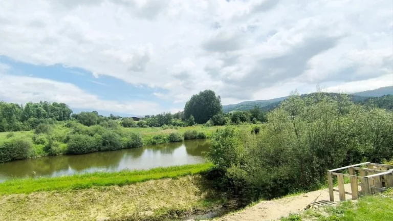 REZERVOVANÝ POZEMOK PRI JAZERE 2 MINÚTY OD LYŽ.VLEKU ELEKT