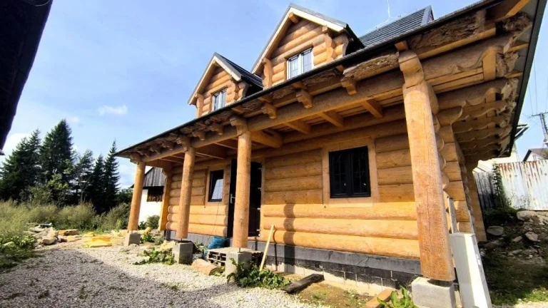 ZRUB HOLODOM ELEKTROINŠTALÁCIA, VODA, ZATEPLENÝ ŠUMIAC HOREH