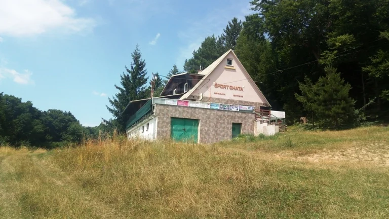 Veľká rekreačná chata a pri lyžiarskom stredisku Bezovec