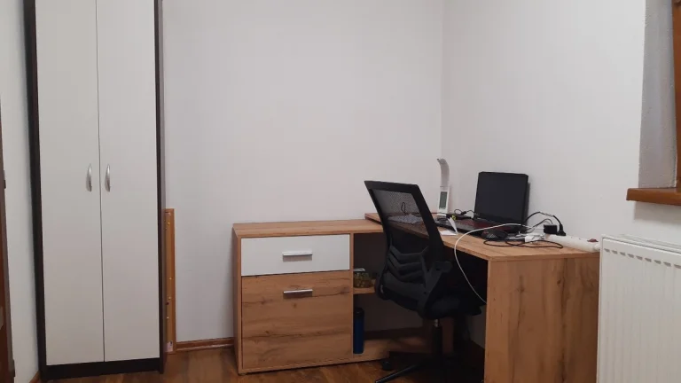 Prenajom študentskej izby v 3.izbovom byte Staré mesto