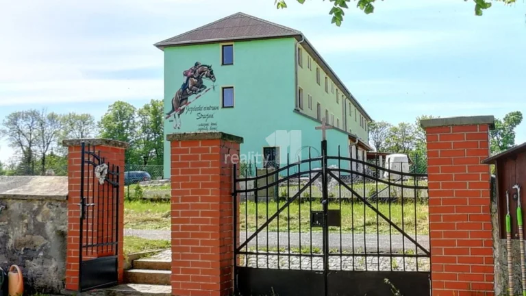 Jezdecký areál, stáje a pension Karlovy Vary