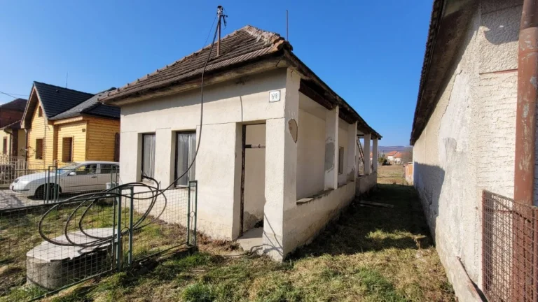 PREDAJ - Slnečný Pozemok 549 m2 so starým Rodinným Domom