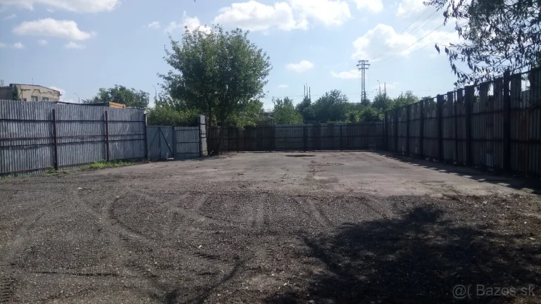 Nad Jazerom 700 m2 pozemok
