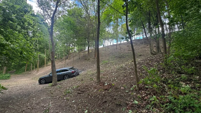 Stavební pozemek 1 528 m² u potoka – v chatařské osadě