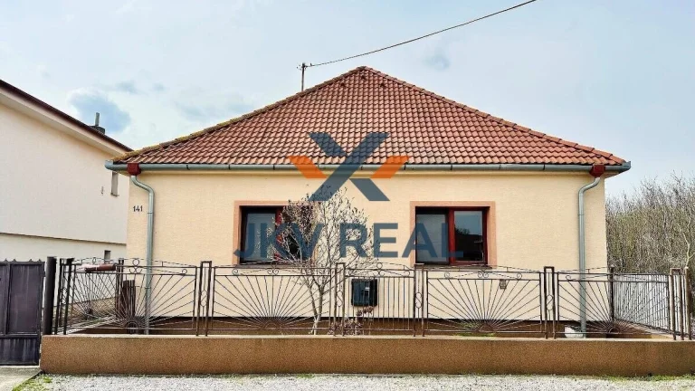 Na predaj: Priestranný 5-izbový rodinný dom v obci Gáň