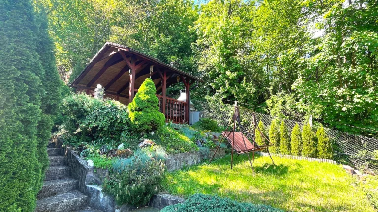 Záhrada 535 m2 s prístreškom a posedením - Kostolná