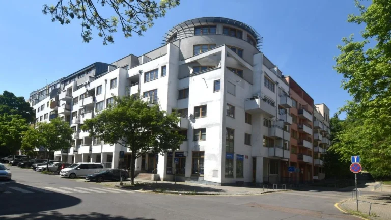 Velmi pěkný 2+kk, 68m2 se dvěma lodžiemi, garáží a sklepem,