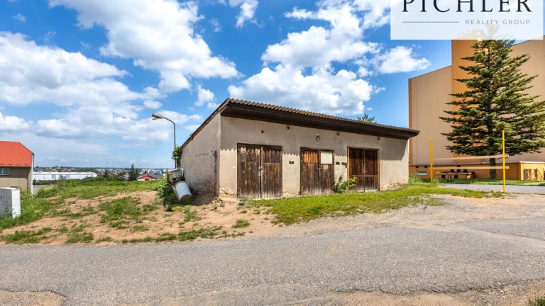 Prodej pozemku 1310 m2 s trojgaráží, Rakovník