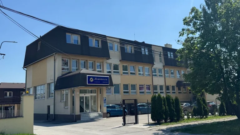 Prenájom obchodnej a parkovacej plochy - 427 m2.