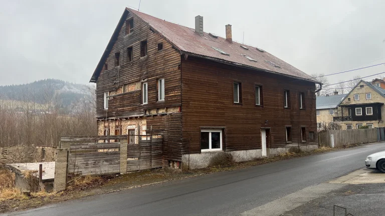 Prodej domu k rekonstrukci k podnikání nebo na bydlení ve Ve