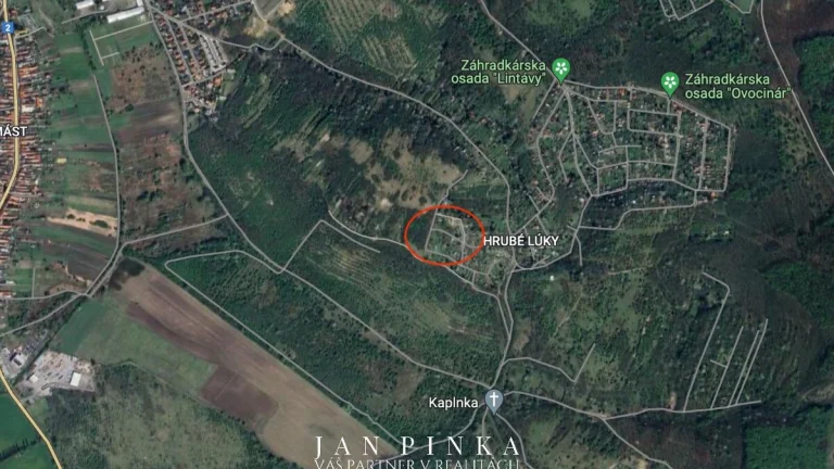 Záhrada s vybudovanou betónovou platňou na stavbu chatky