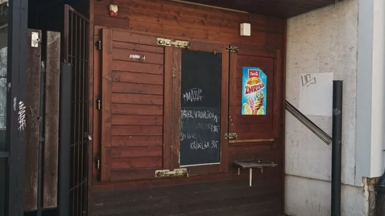 Pronajmu dřevěný stánek