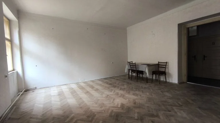 Veľkometrážny 3 izbový byt v pôvodnom stave Levice