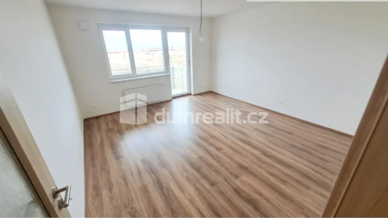 Světlý 2+kk s garáží, 50,8 m2 + 5,2 m2 balkon, 3.patro, OV,