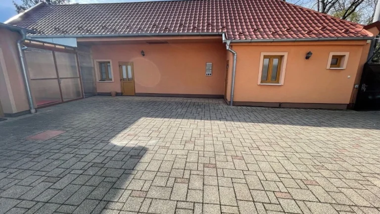Na prenájom obchodné priestory 142m2 s parkovaním, Piešťany,