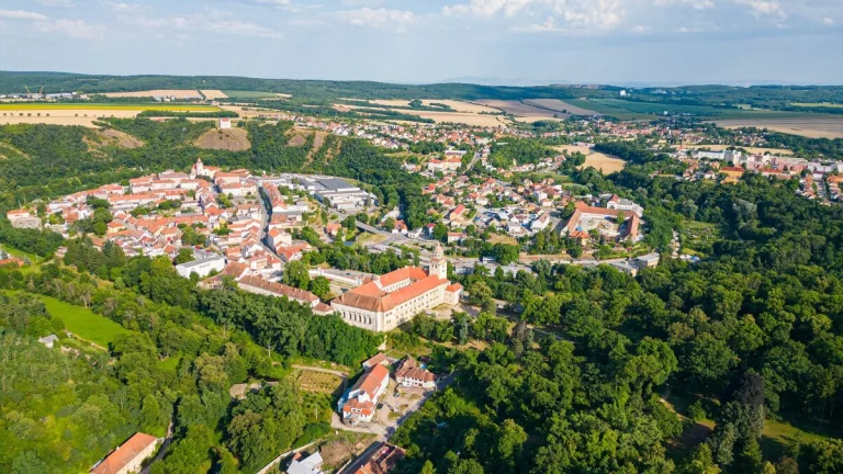 Moravský Krumlov, zahrada 1.800 m2, studna, elektřina - poz