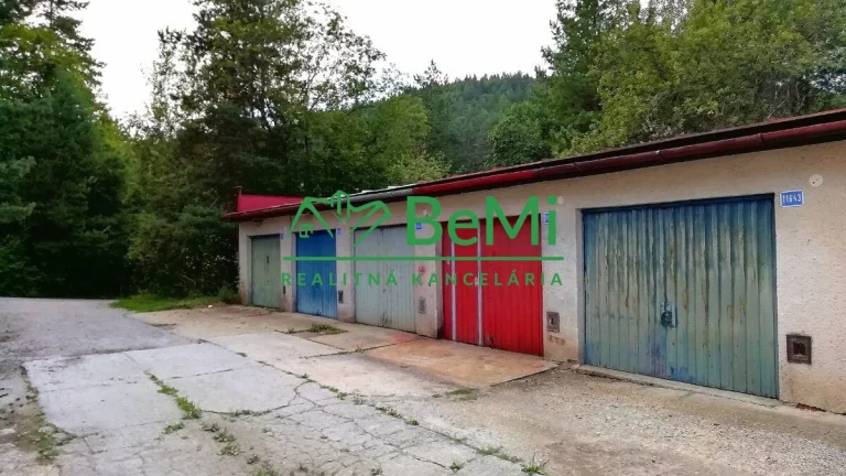 DVE SUSEDIACE GARÁŽE, Banská Bystrica