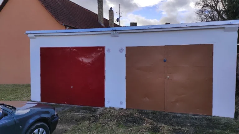 Prodám 2 garáže v Českých Velenicích.
