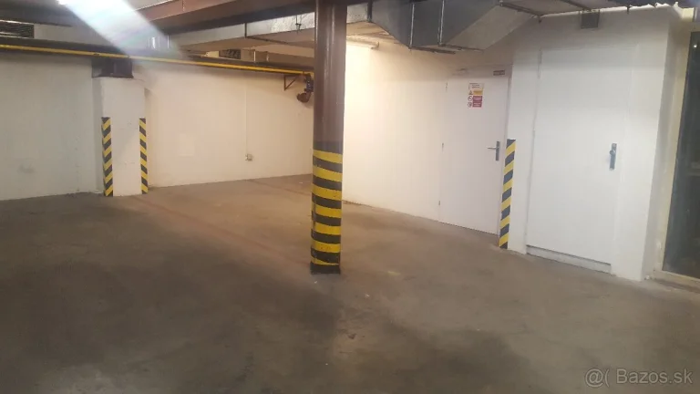 Zámocka, Staré Mesto, Bratislava - garážové státie