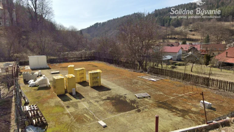 Exkluzívne na predaj slnečný pozemok pre stavbu RD pri BB