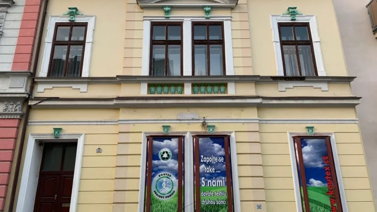 dvě budovy (řadový dům a samostatná přístavba) + dvorek