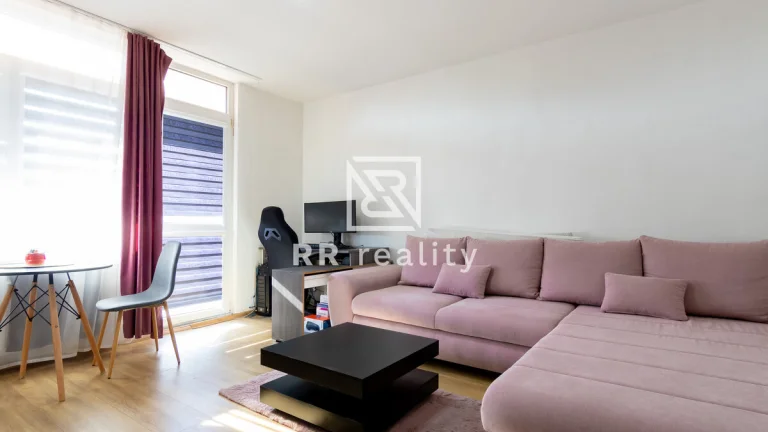 REZERVOVANÉ - 1i byt s loggiou, 39m2 , Kompletná rekonštrukc