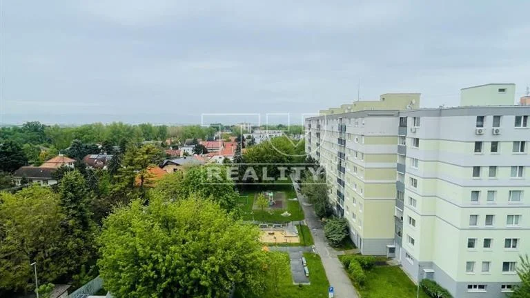 Zrekonštruovaný 3.izbový byt s balkónom a klimatizáciou...